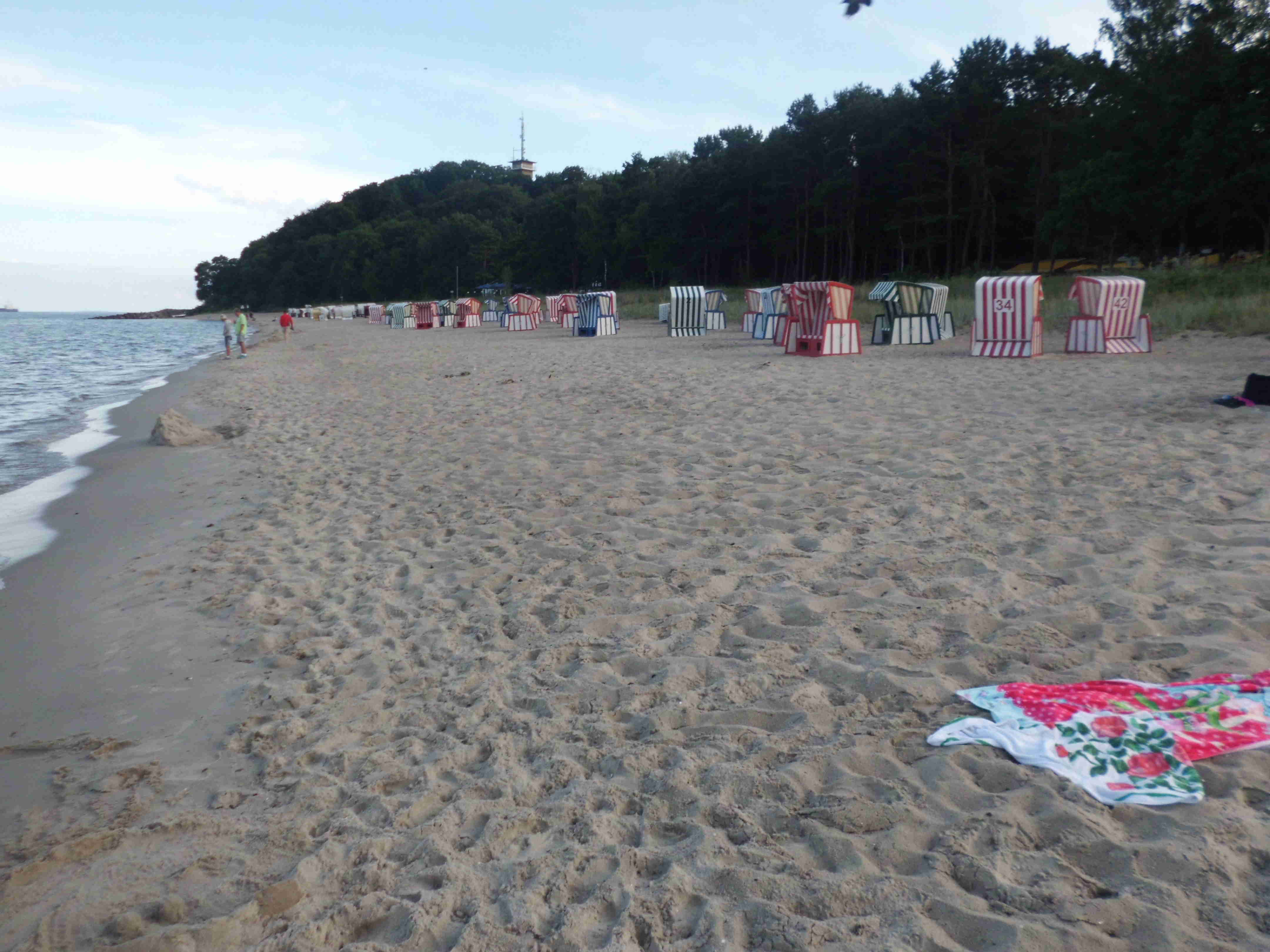 Am frühen Abend lädt der fast leere Thiessower Strand mit den Strandkörben für den Strandurlaub zu einer Strandwanderung ein.