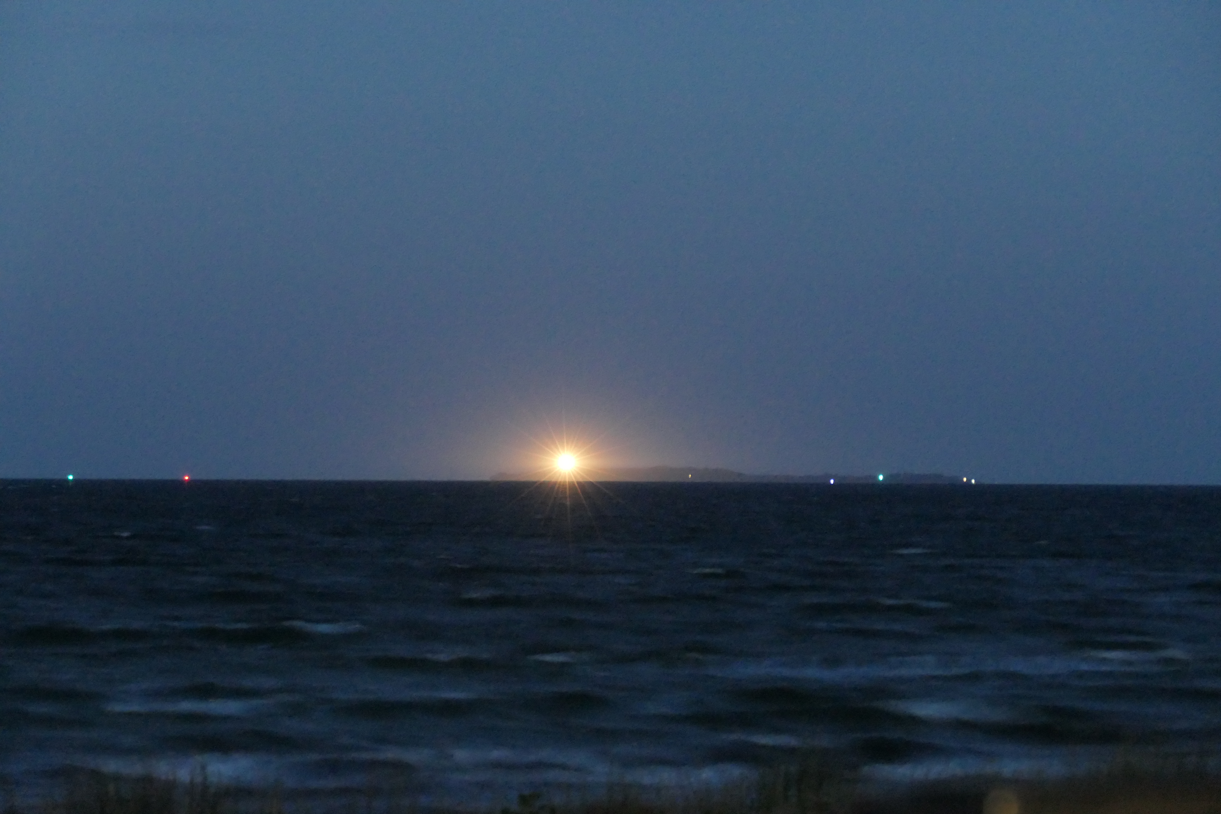 Im richtigen Moment genau das Blinken des Leuchtfeuers des Leuchtturms der Greifswalder Oie erwischt.