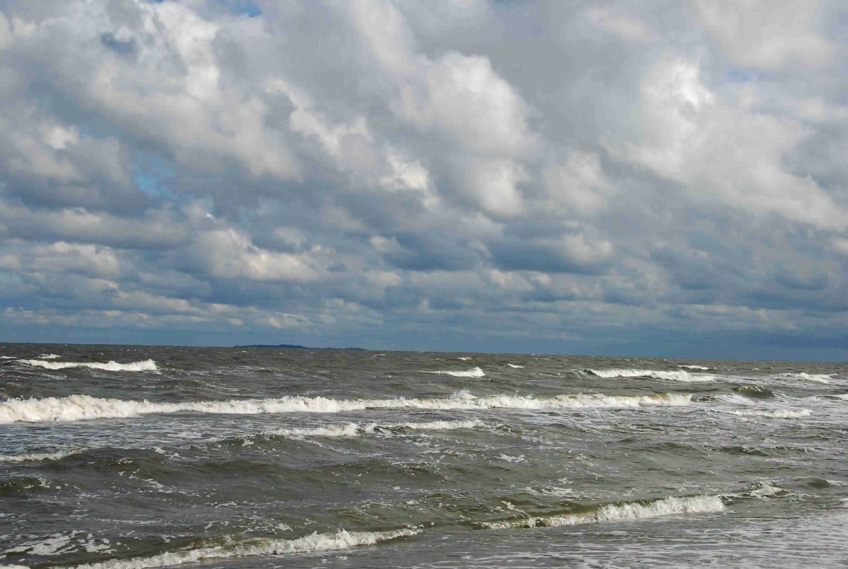 Die drei Minuten vom Ferienhaus entfernte etwas stürmische Ostsee.
