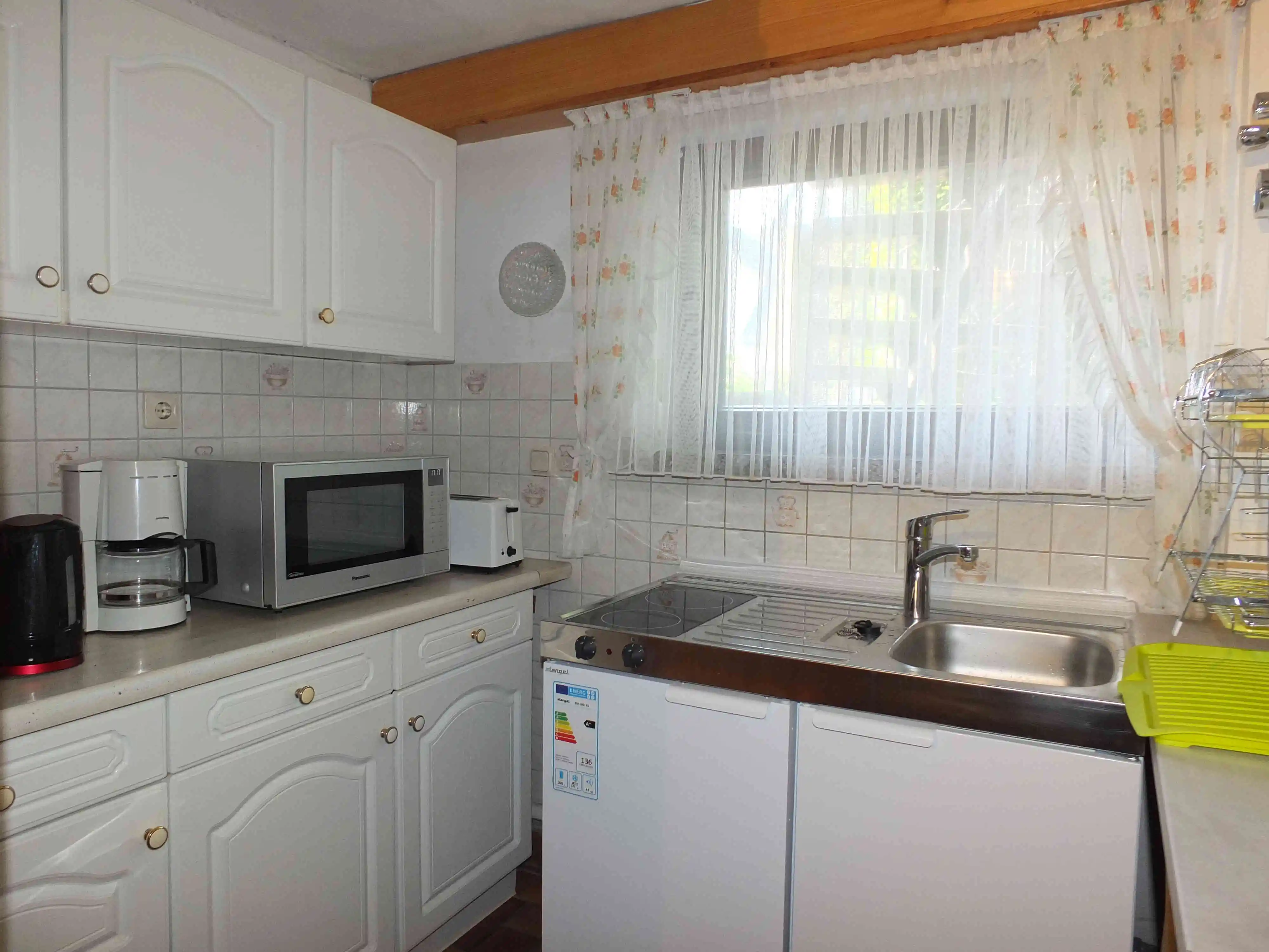 Kleinküche mit 2 Herdplatten, Kühlschrank, Toaster, Kaffeemaschine, Wasserkocher und Mikrowelle mit Backofen und Grillfunktion für die schnelle Pizza