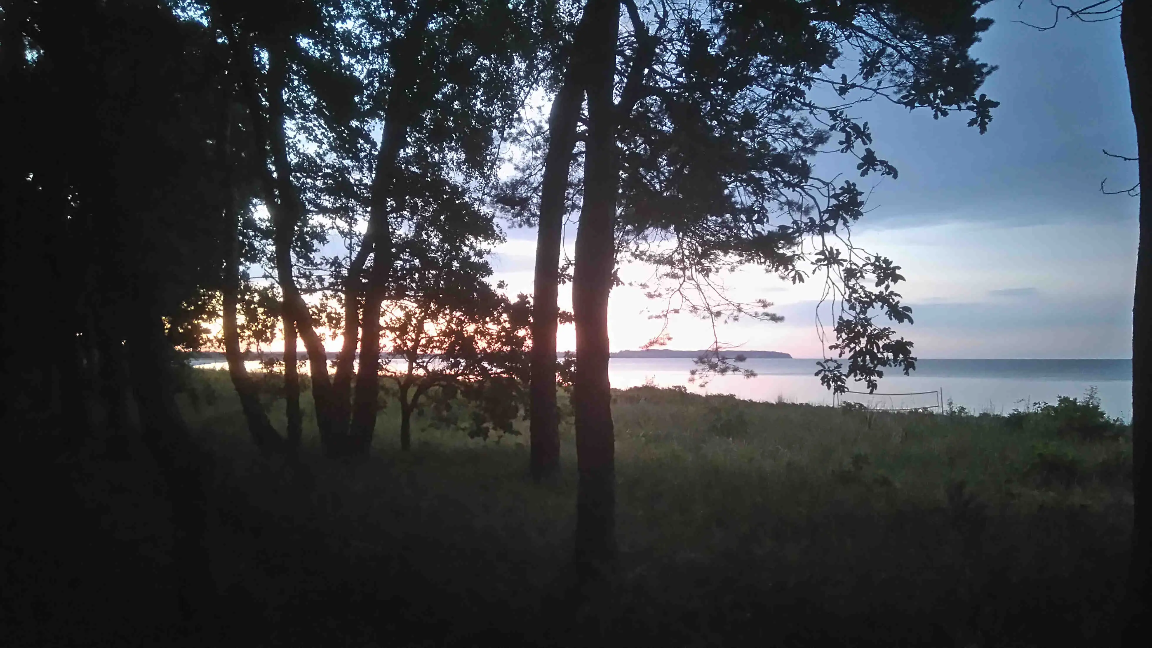 Erholsamer Spaziergang für Ihren Rügen Urlaub in den Dünen des Ostseebad Thiessow in der Abenddämmerung mit Blick über die Ostsee zum Ostseebad Göhren.