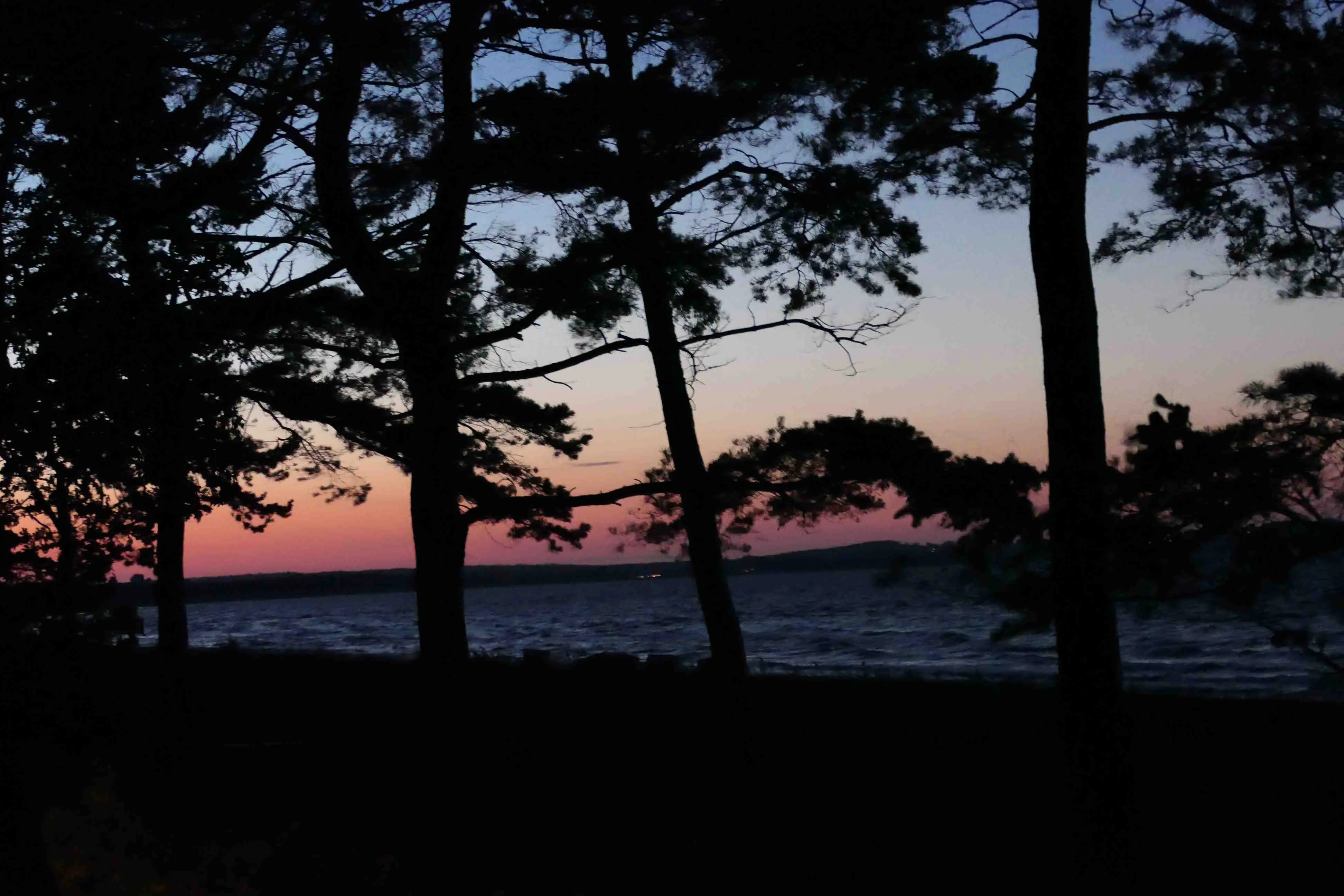 Ein Spaziergang im Sommer fast um Mitternacht an der Strandpromenade Thiessow.