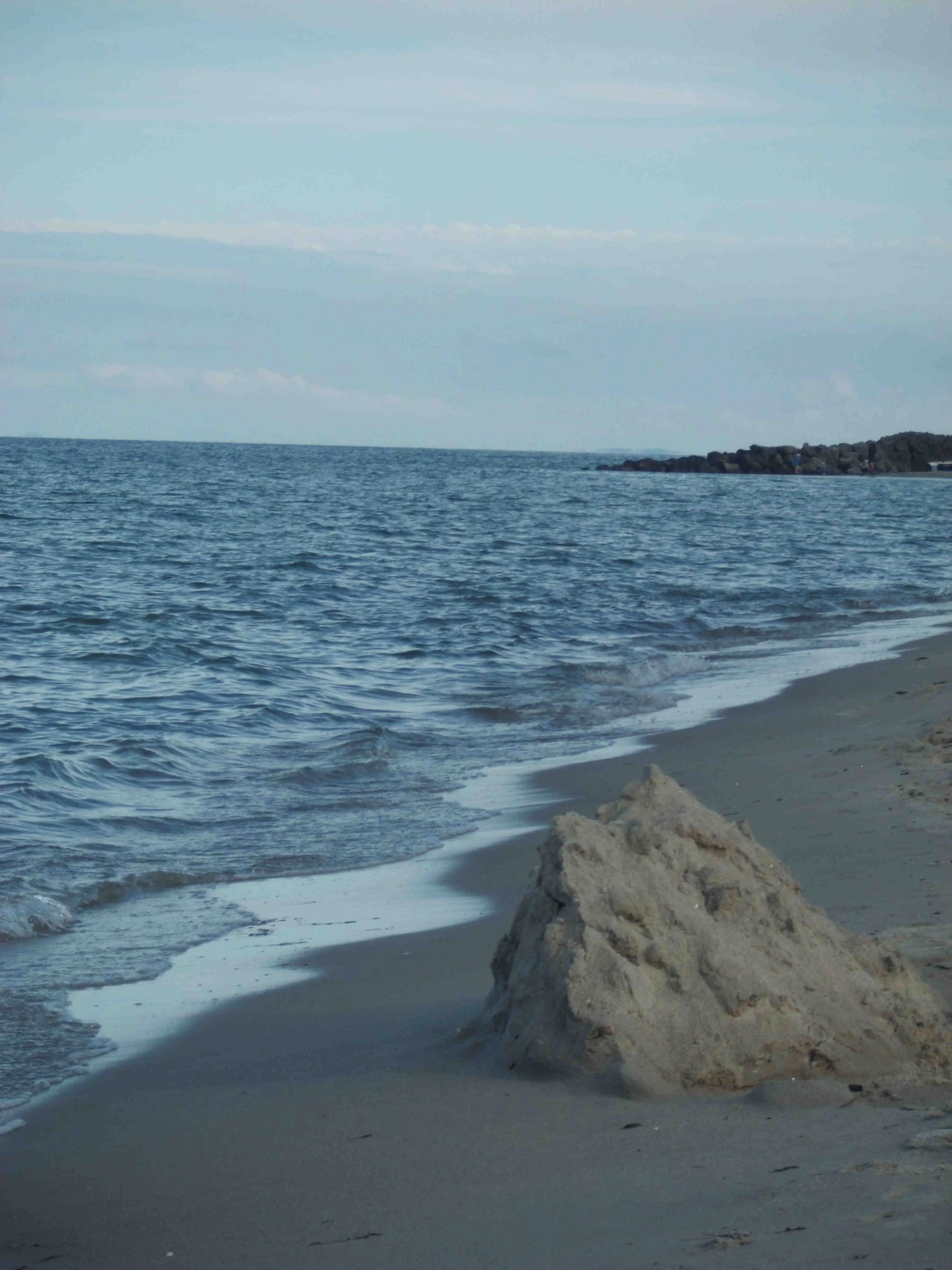 Abends sieht man beim Strandspaziergang die Reste der tagsüber gebauten Sandskulpturen.