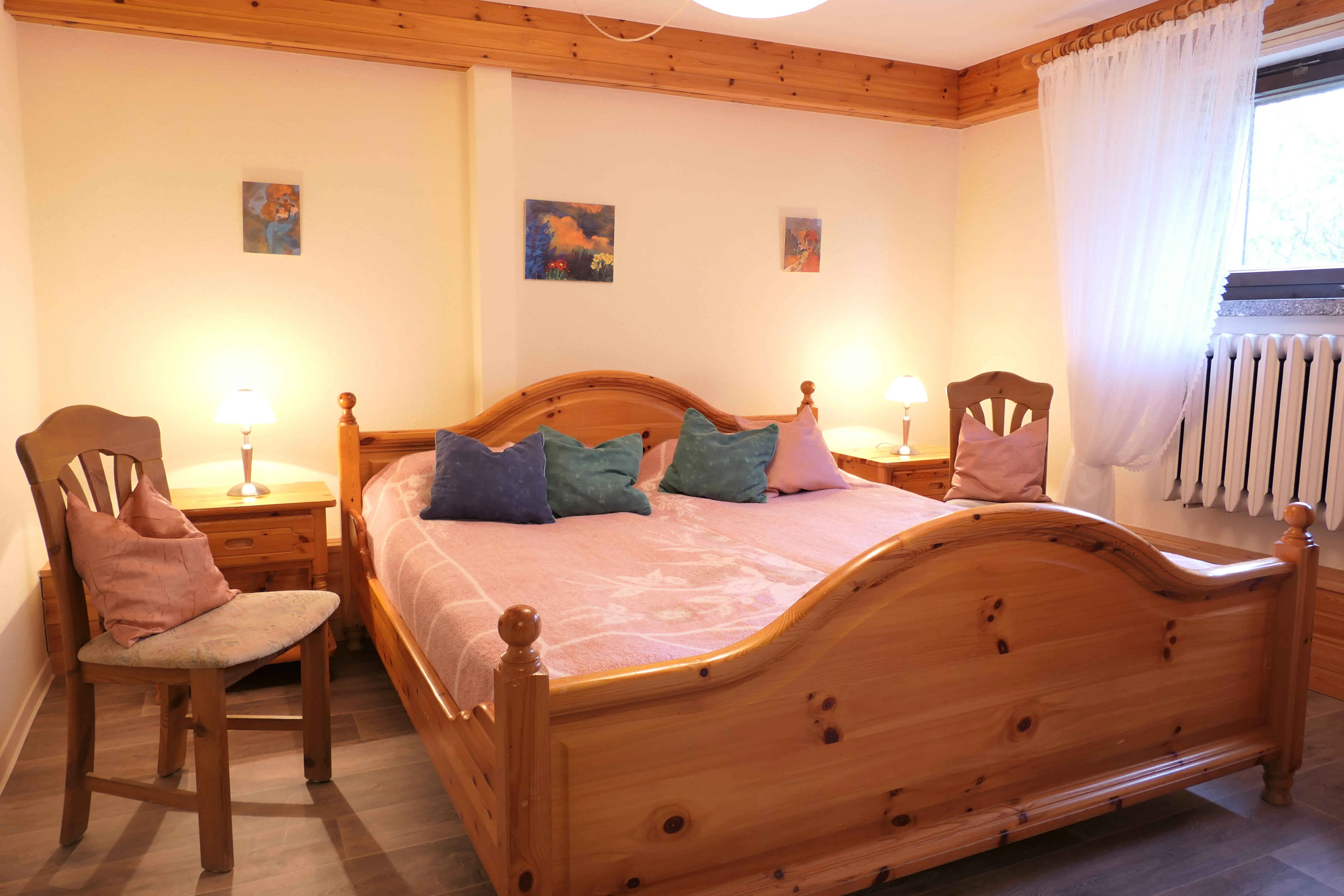 Das gemütlich eingerichtete Erwachsenenschlafzimmer mit Doppelbett.