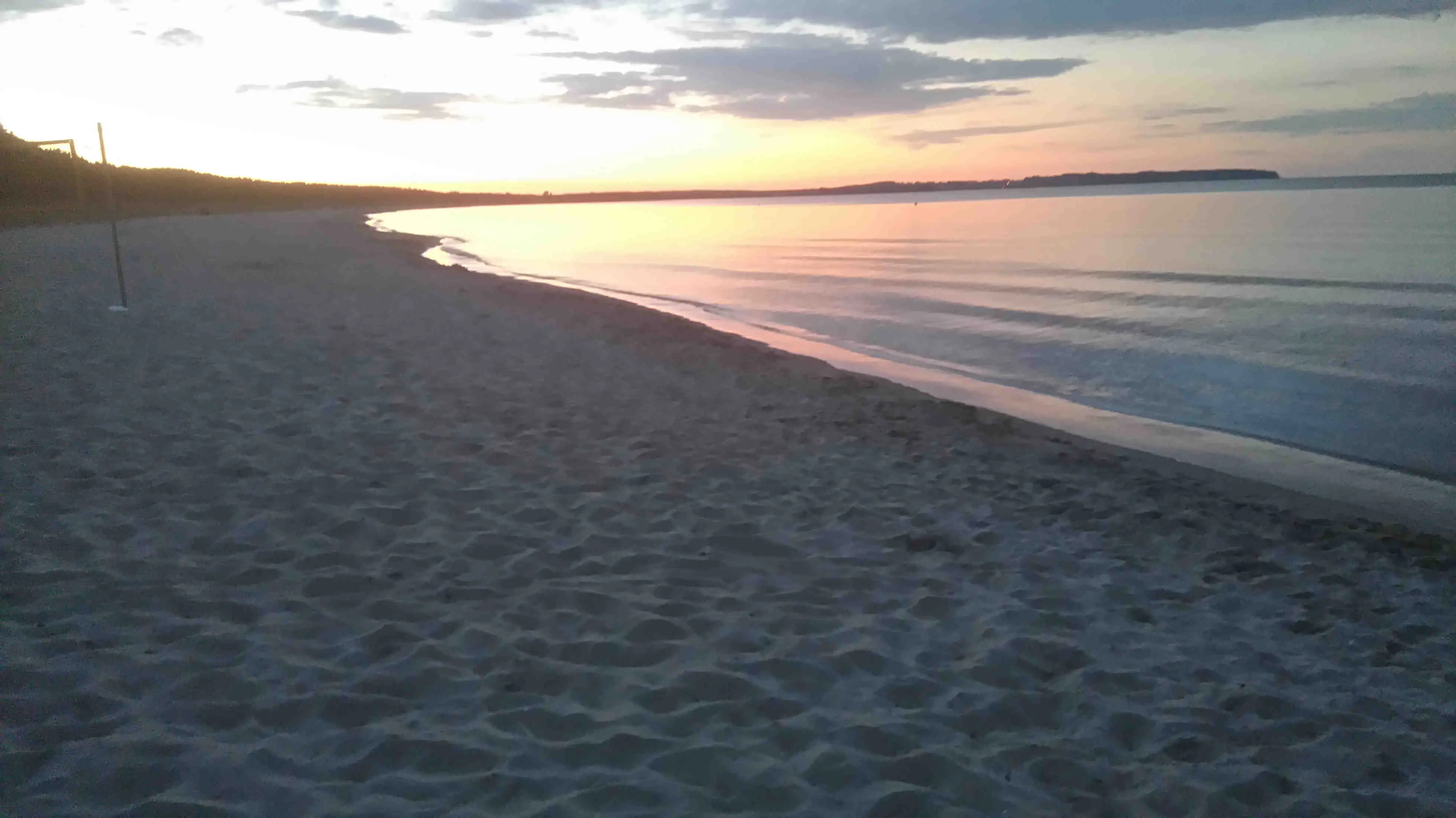 Der drei Minuten von der Ferienwohnung entfernte Strand in der Abenddämmerung.