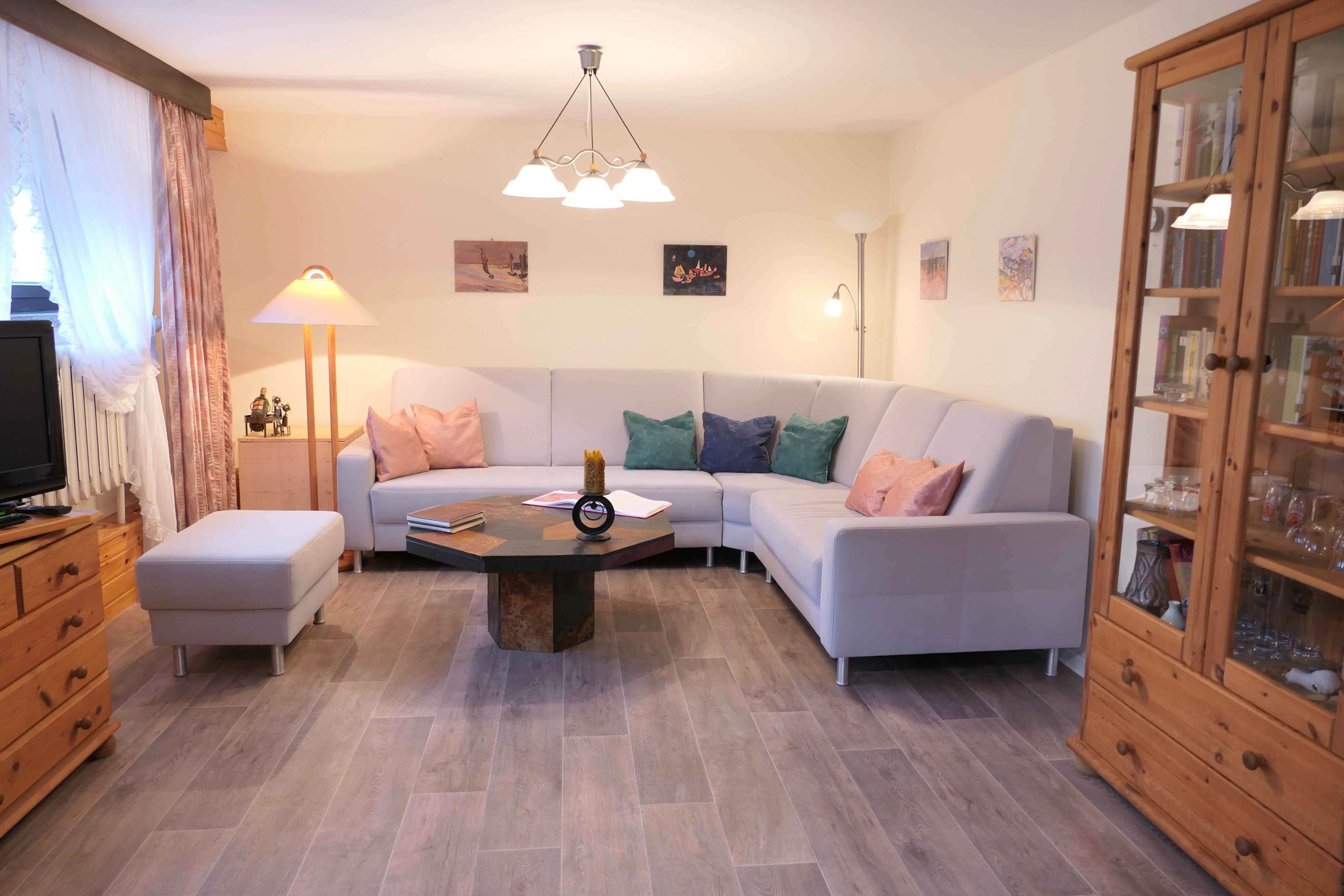 Das stilvoll und gemütlich eingerichtete Wohnzimmer mit Blick auf die einladende Couch.